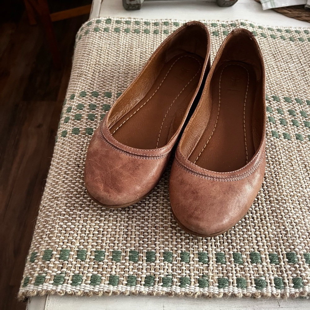 Beautiful like new Frye women’s flats. Barely worn.
